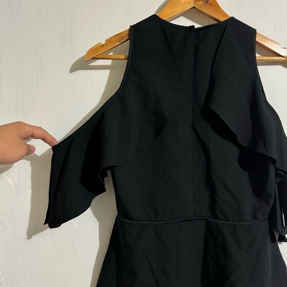 Laundry by Shelli Segal Black Cold Shoulder Keyhole Peplum Top - Picture 5 of 9